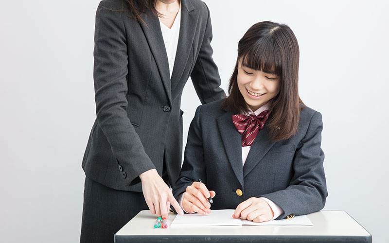 個別指導を受ける高校生