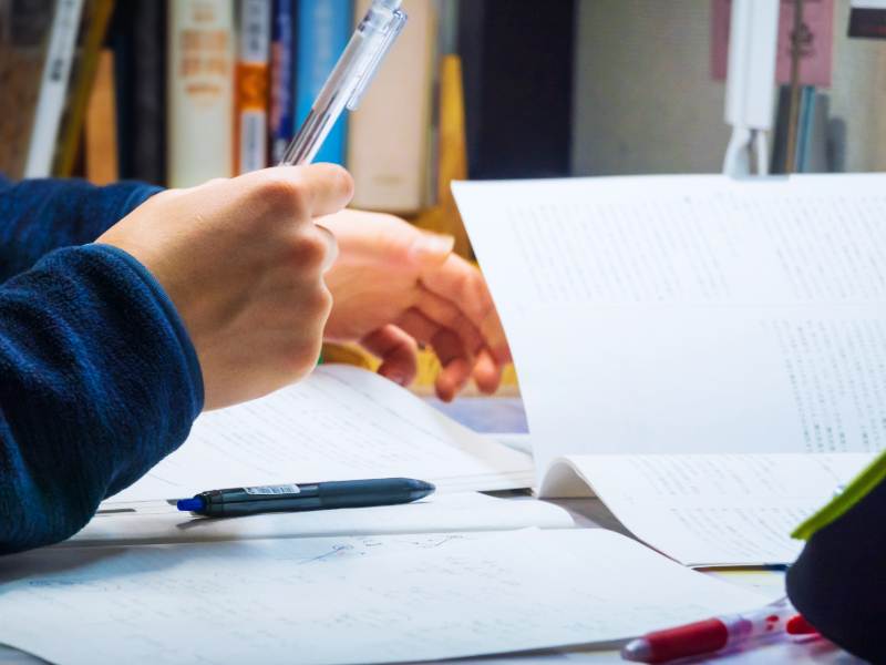 大変な高校受験の勉強をする中学生