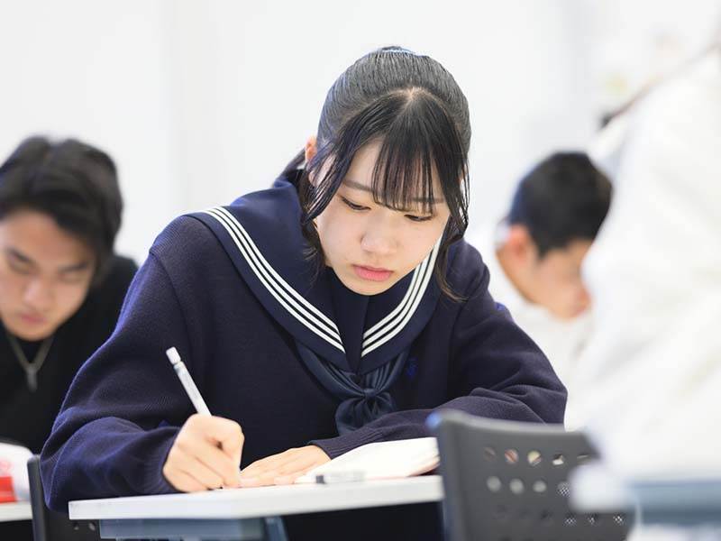 ケアレスミスのないように見直しをする中学生