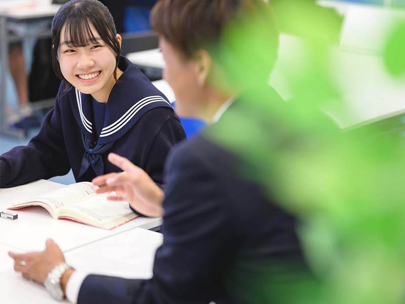 正しい勉強法を教わる中学生