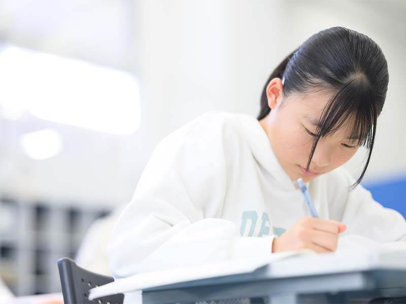 苦手な教科の学習を頑張る中学生