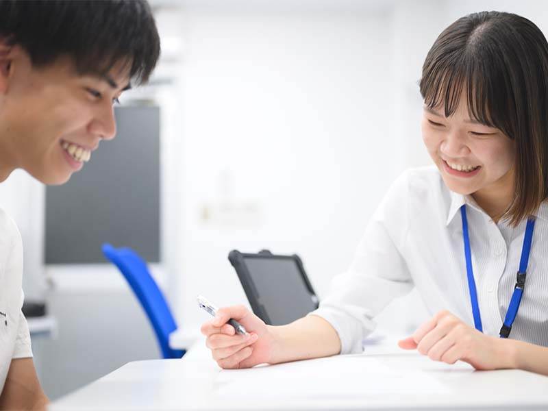 学習する高校生