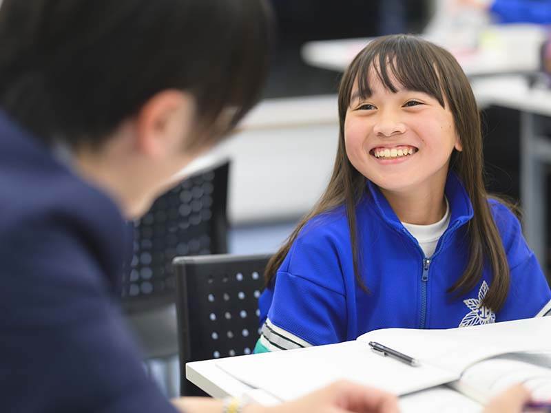 勉強を頑張る小学生