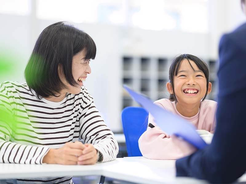 親と講師に褒められる小学生