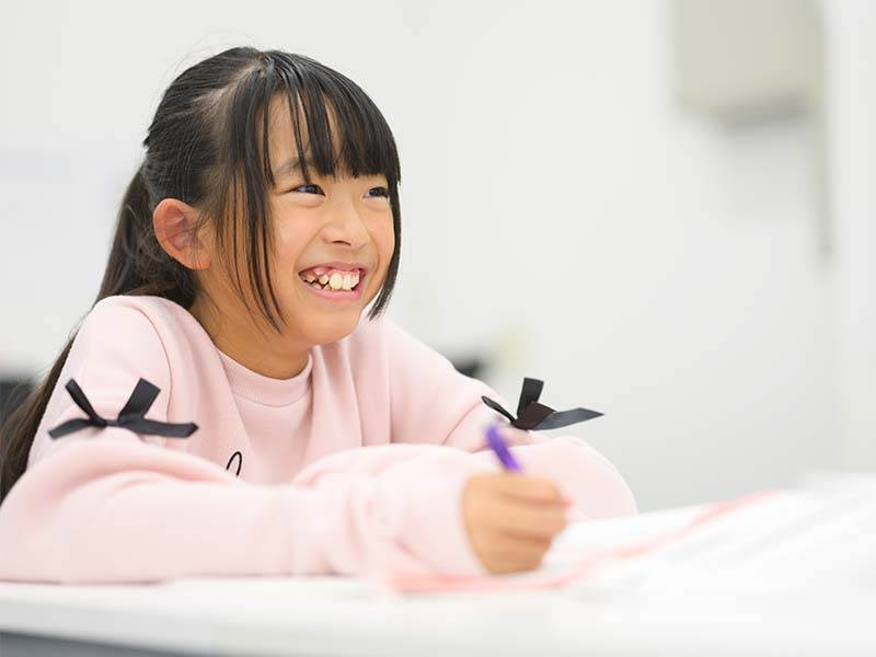 勉強を楽しむ小学生
