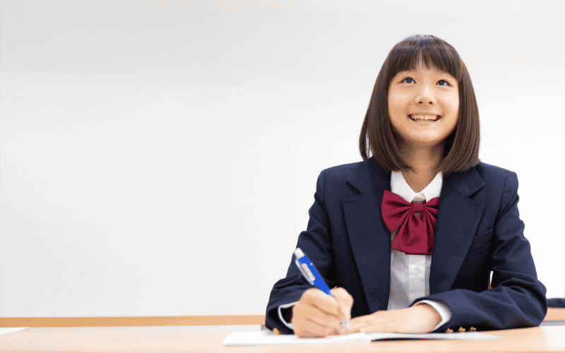 勉強する中学生