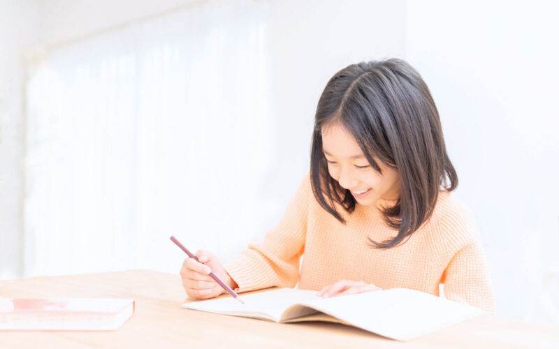 学習する小学生